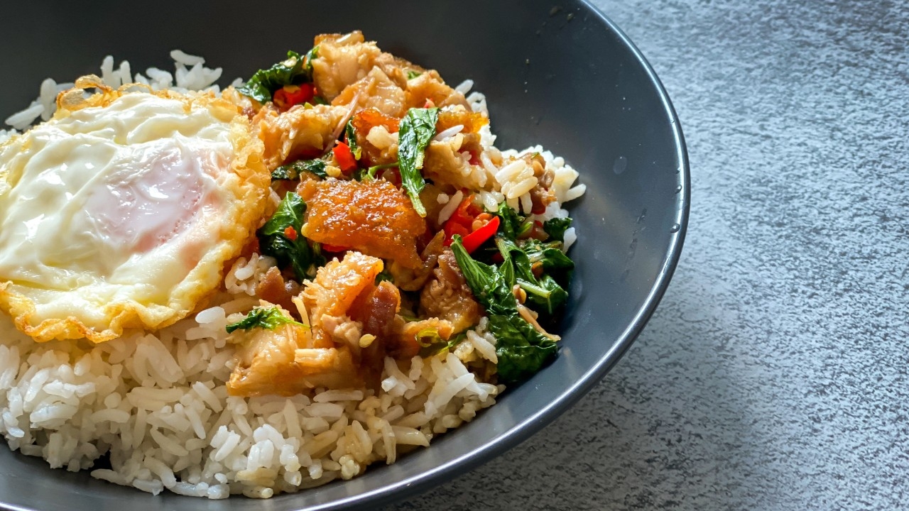 วิธีทำ "กระเพราหมูกรอบ" เพิ่มไข่ดาว เมนูตามสั่งสุดฮิต ต้องใส่อะไรบ้าง