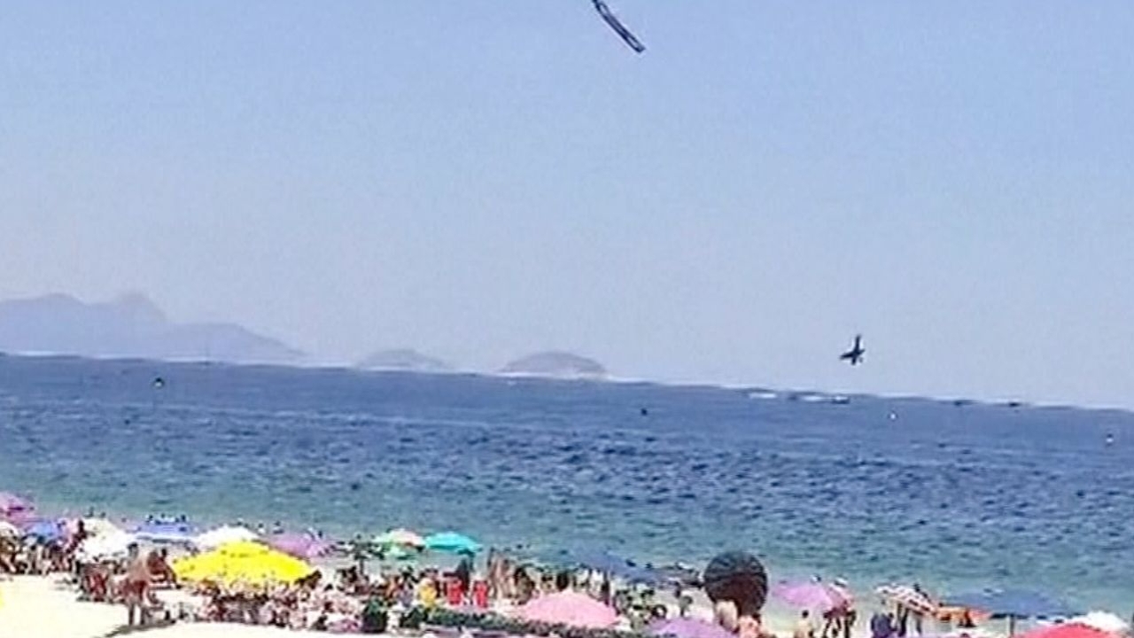 เครื่องบินเล็กดิ่งพุ่งลงทะเลหน้าหาดโคปาคาบานา นักบินเสียชีวิต