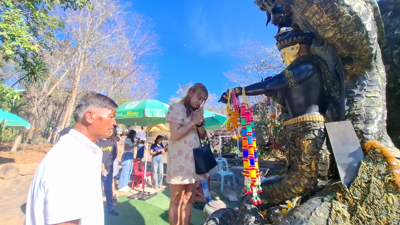 ปีที่แล้วเคยได้โชค สาวอุดรติดใจ พาครอบครัวมาทำบุญวัดภูตะเภาทอง ขอเลขเด็ด 2/1/68