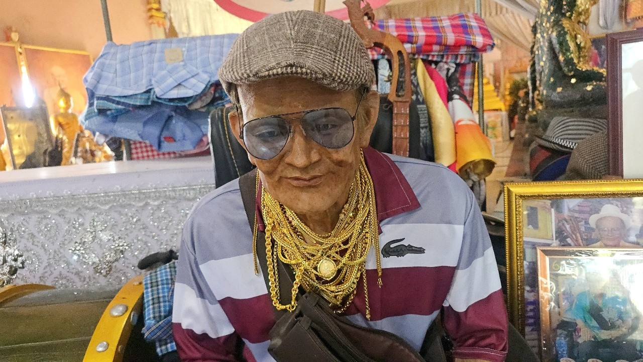 คอหวยขอโชค “ตาทองงิ้วราย” หวังนำ “เลขเด็ด” ไปลุ้นโชค รวยปังรับปีใหม่ 2569