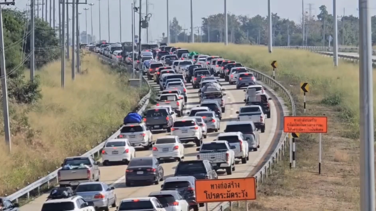 M6 - ถนนมิตรภาพ รถหนาแน่น คนมุ่งสู่ภาคอีสานช่วงวันหยุดยาวปีใหม่