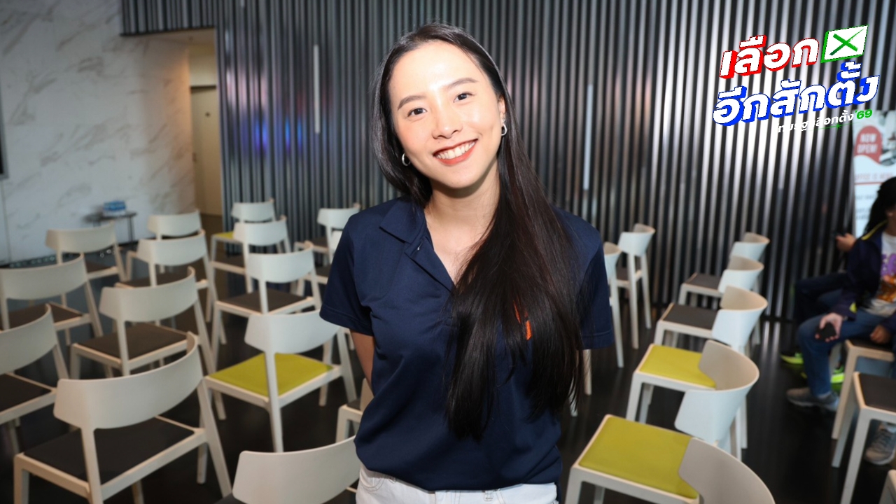 “ ไอซ์ รักชนก” เย้ยถึงถิ่น อัดคลิปหน้าพรรคภูมิใจไทย ชลบุรี บอกตื่นเต้นจะได้เจอ “พี่เฮ้ง” 