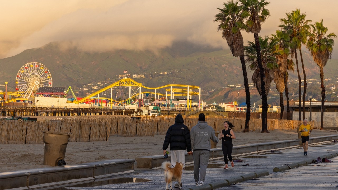 พายุฤดูหนาวถล่มรัฐแคลิฟอร์เนีย หิมะตกหนัก ฝนกระหน่ำ ลมแรง มีผู้เสียชีวิตแล้วอย่างน้อย 4 ศพ