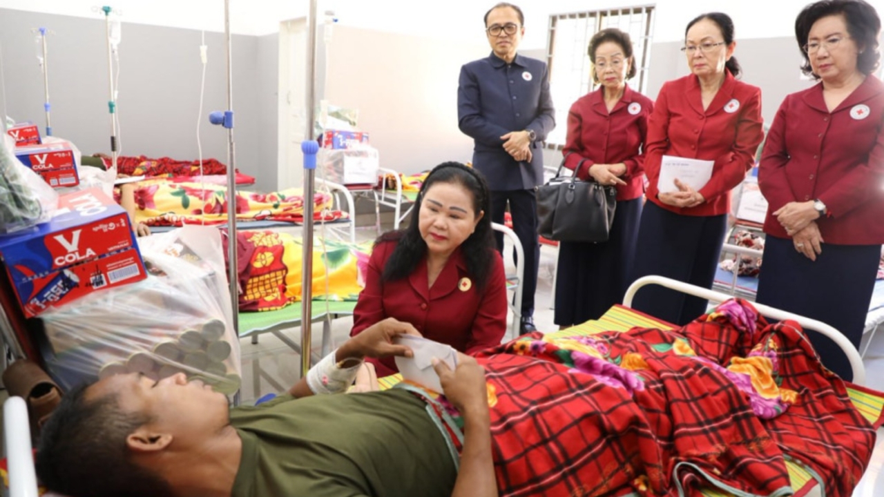 “บุน รานี” ภริยาฮุน เซน เยี่ยมทหารกัมพูชาบาดเจ็บ มอบเงิน–อุปกรณ์แพทย์ เสริมกำลังโรงพยาบาลแนวหน้า