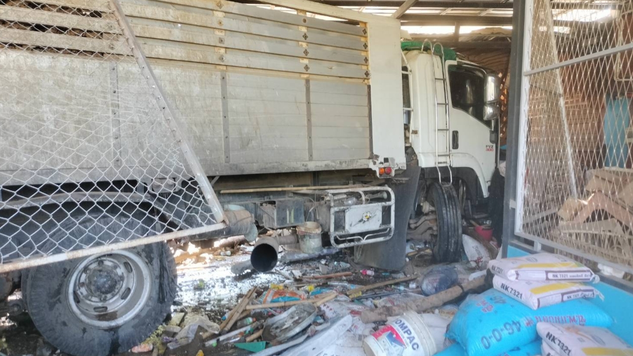 สลด รถพ่วงพุ่งชนบ้านพัง 3 หลัง ยายวัย 78 ดับ สาหัส 1 คนขับรถเสพยาบ้ามาจริง