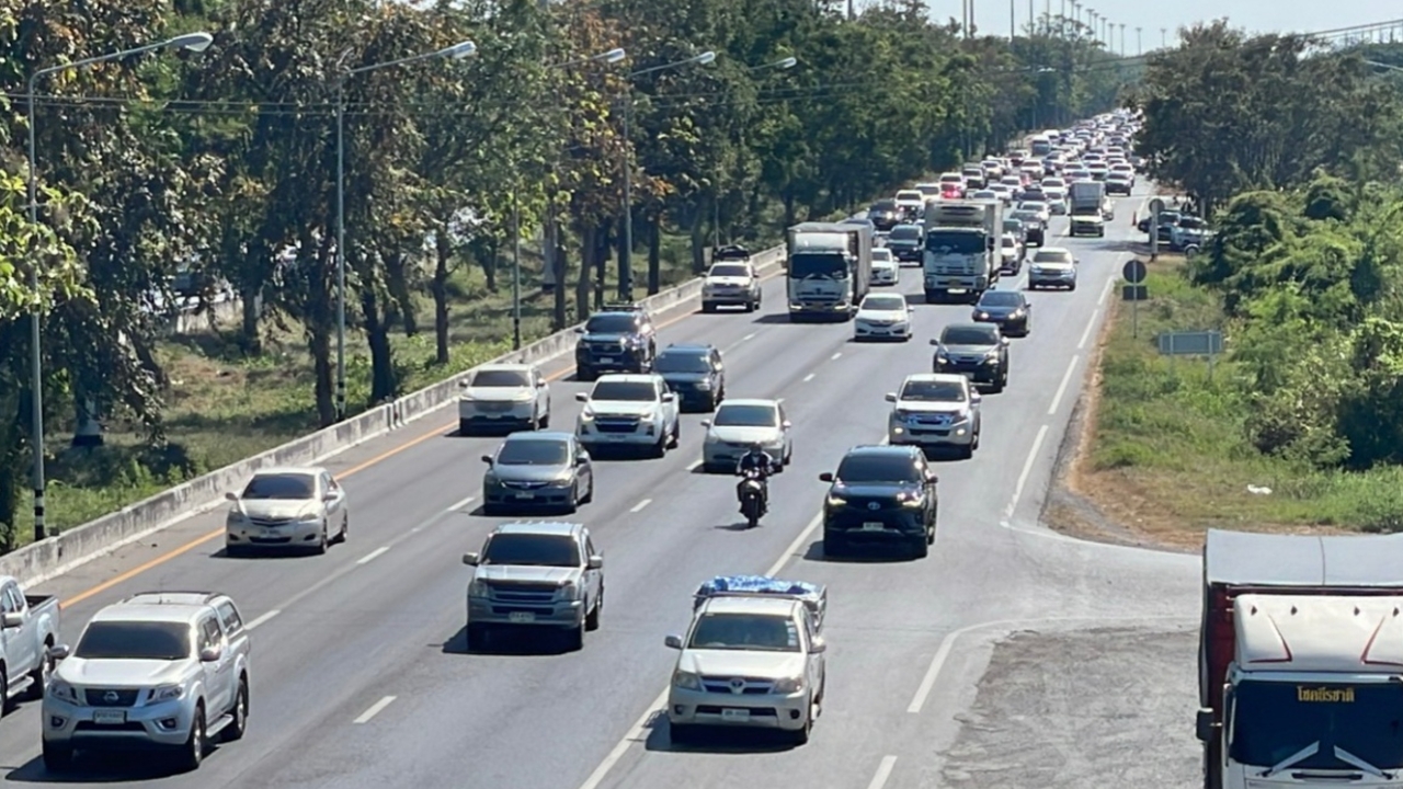 ถนนสายเอเชีย รถผ่านต่อเนื่อง คนมุ่งหน้าขึ้นเหนือช่วงวันหยุดปีใหม่ 2569