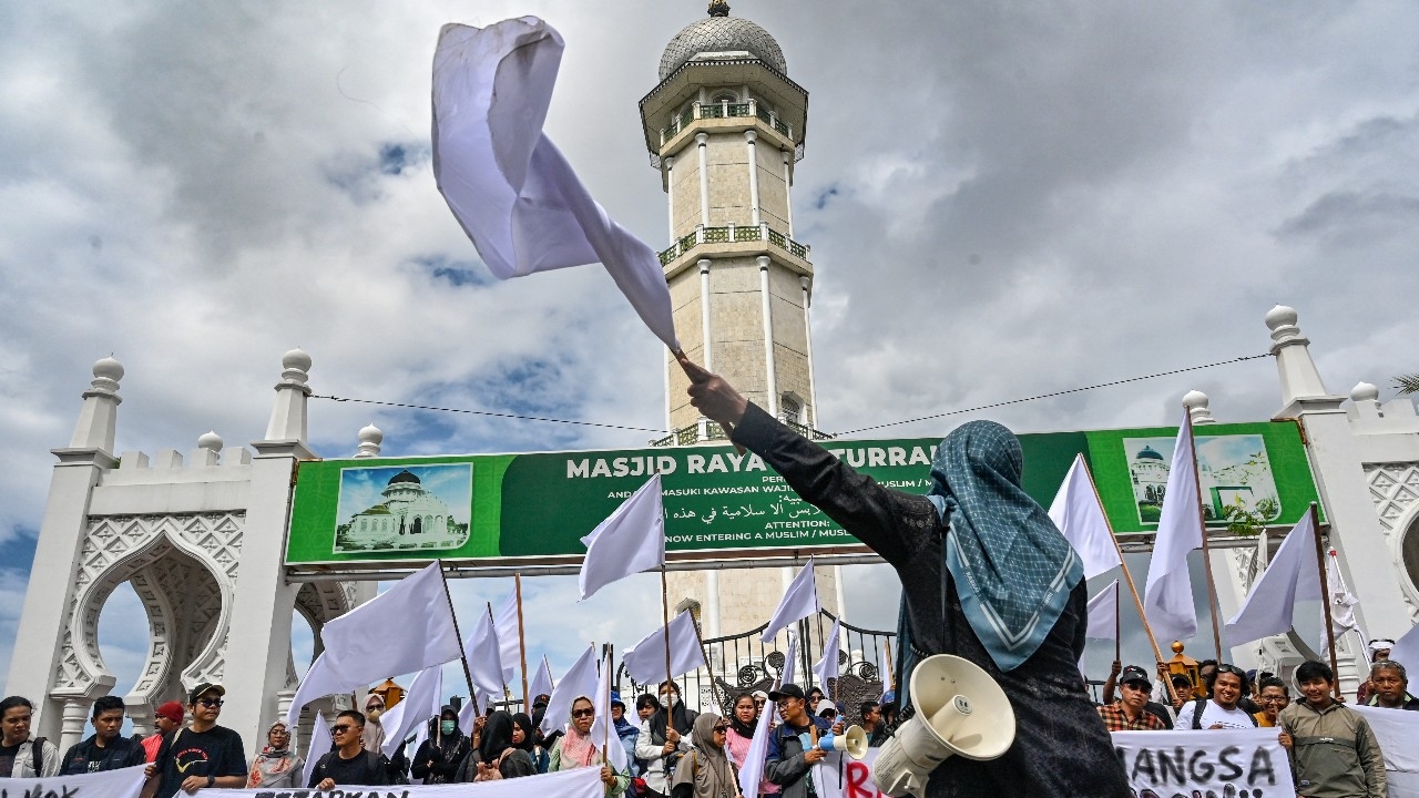 ชาวอินโดนีเซียชู "ธงขาว" วอนโลกช่วยเหลือ หลังวิกฤตน้ำท่วมอาเจะห์ รัฐบาลเยียวยาล่าช้า