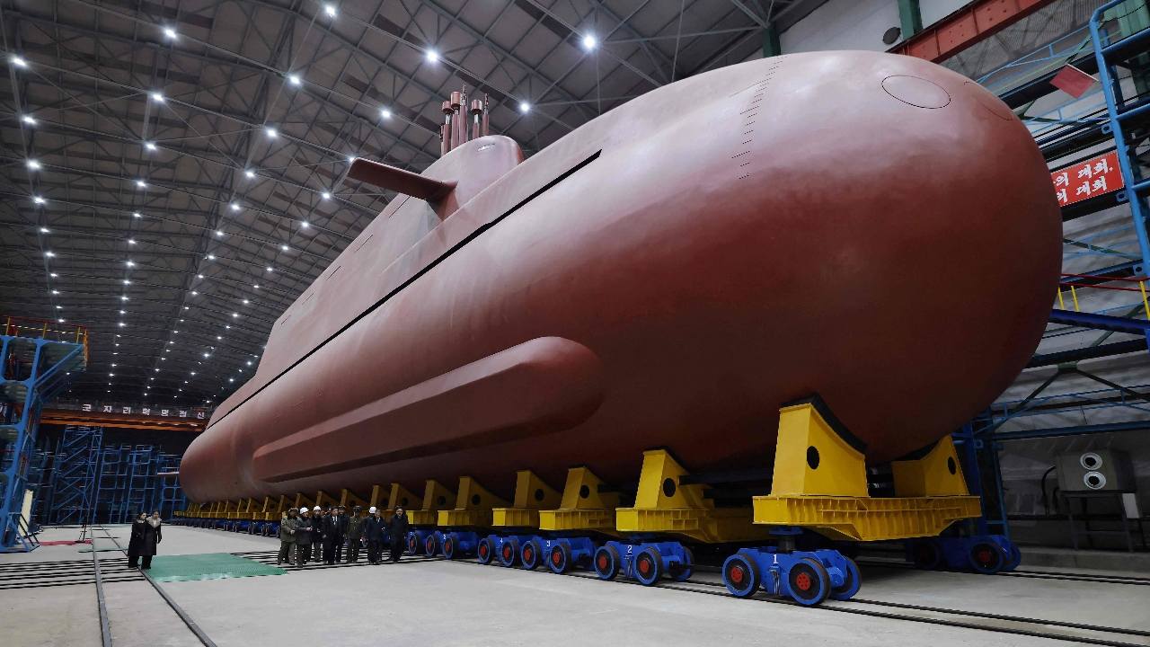 คิม จองอึน ตรวจเยี่ยมโรงงานเรือดำน้ำนิวเคลียร์ โชว์ทดสอบขีปนาวุธรุ่นใหม่