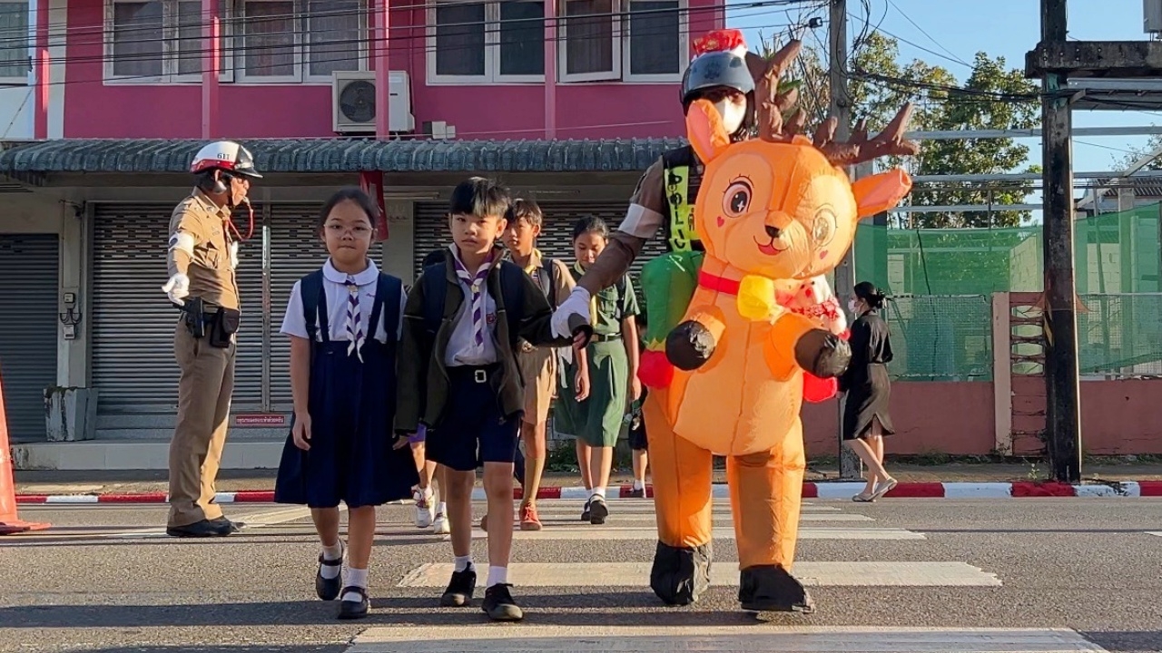 เปิดใจ ตร.สวมชุดกวางเรนเดียร์ แจกความสุข สร้างรอยยิ้มให้เด็กๆ ในวันคริสต์มาส