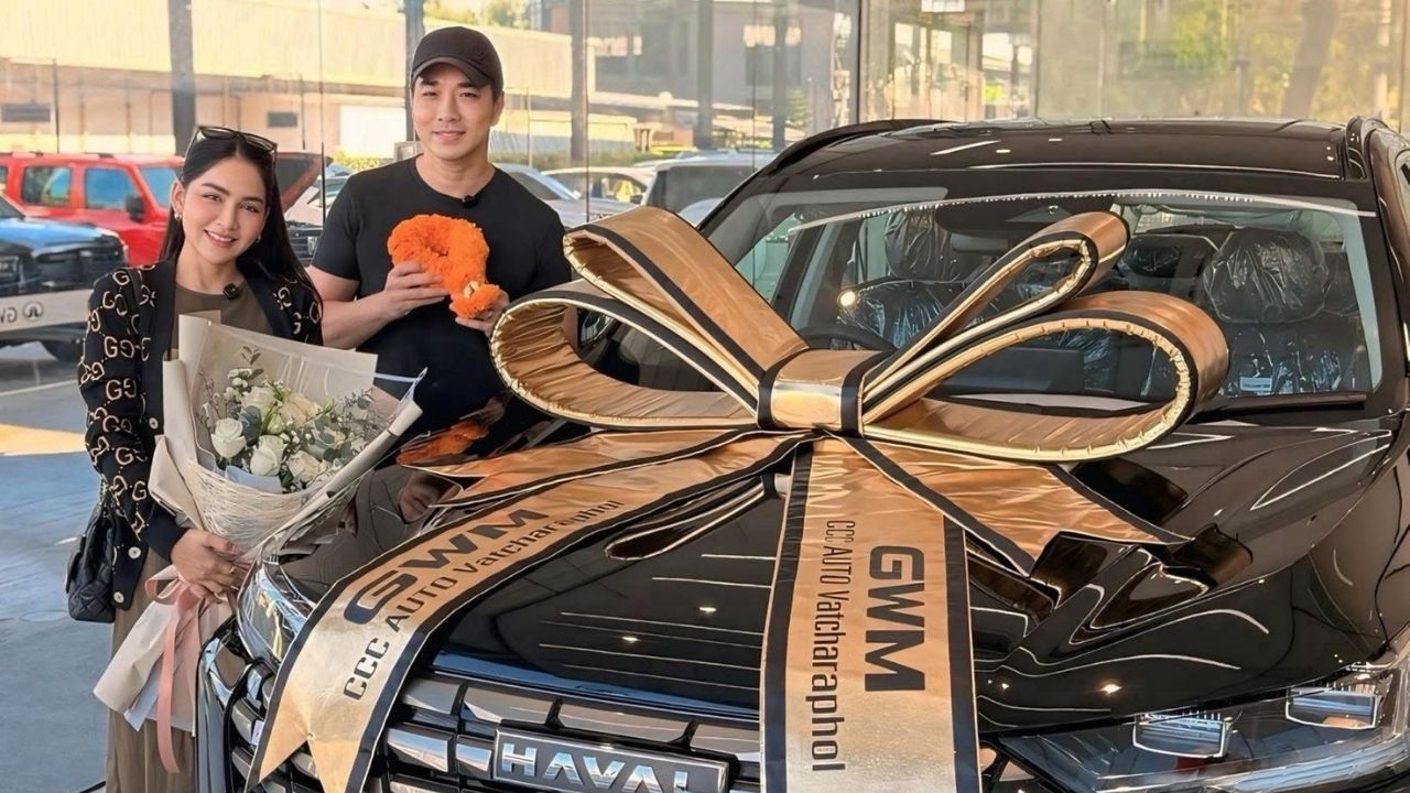 เจมส์ เรืองศักดิ์ ถอยรถป้ายแดงคันใหม่ คอหวยแห่ส่องเลขทะเบียนเตรียมเสี่ยงโชค