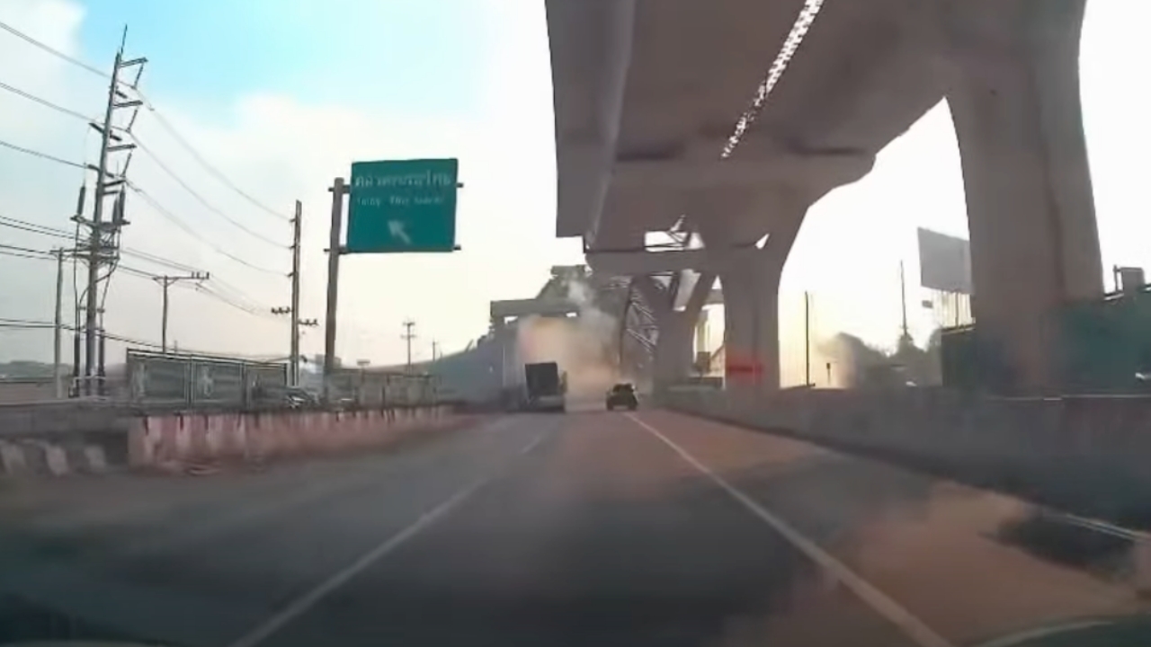 เปิดนาทีระทึก เครนถล่มพระราม 2 ทับรถยนต์ เสียชีวิตสลด 2 ศพ