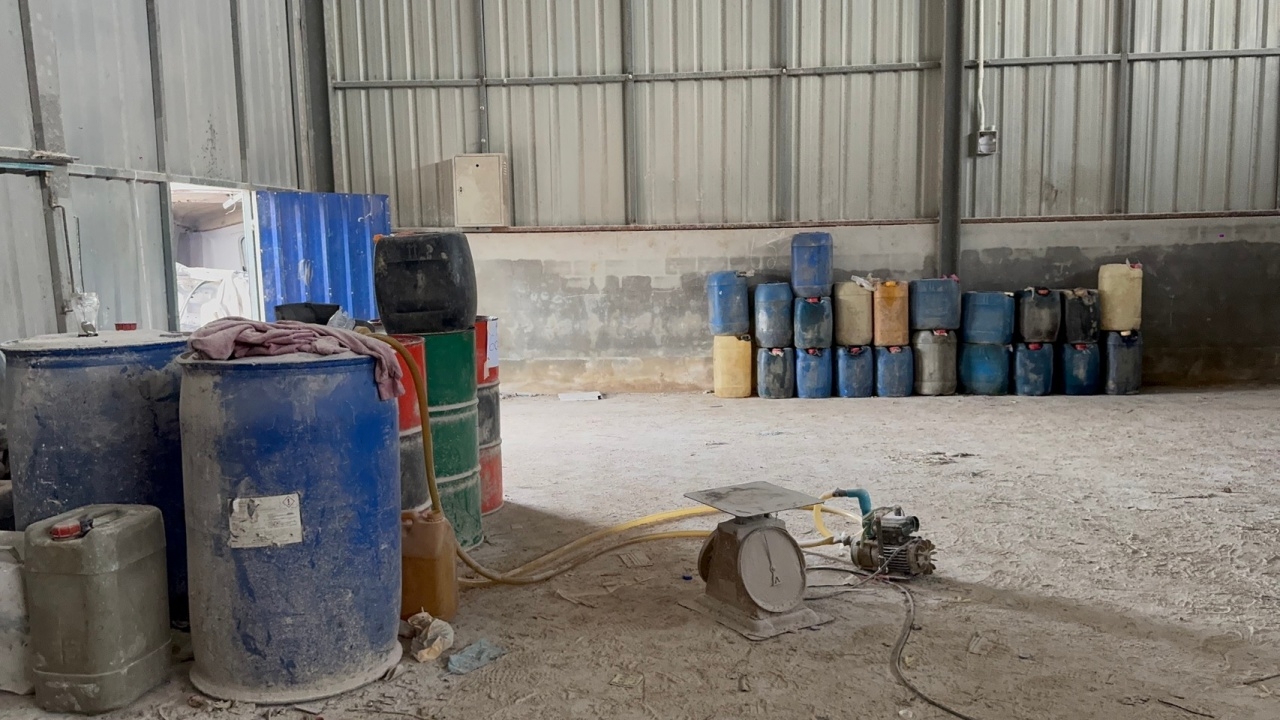 จนท. แกะรอยคนร้ายลอบบึมปั๊ม พบโกดังเก็บน้ำมันเถื่อน ยึดของกลางกว่า 9,230 ลิตร