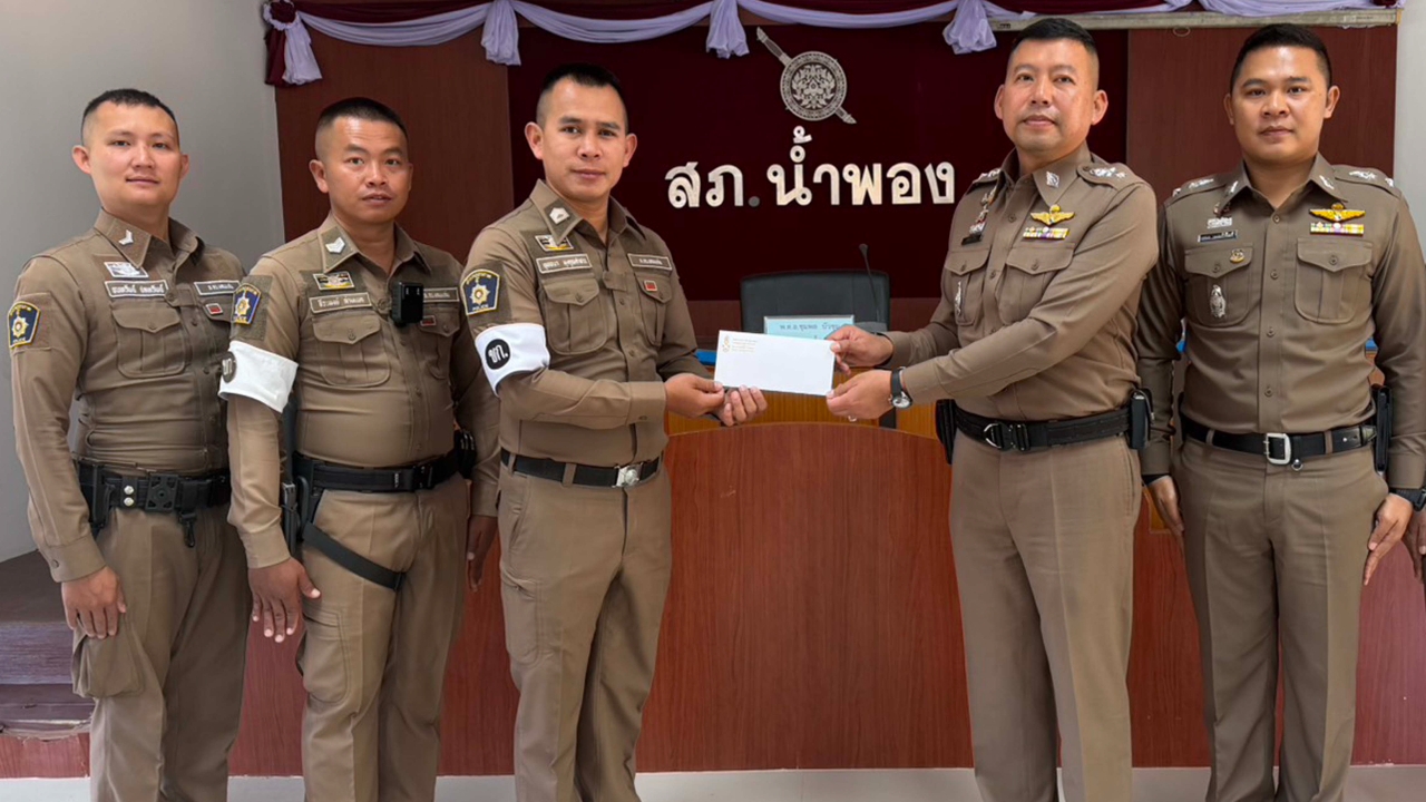 รอง ผบ.ตร. มอบรางวัลให้ 3 ตำรวจ สภ.น้ำพอง เกลี้ยกล่อมหนุ่มคิดสั้นจนปลอดภัย