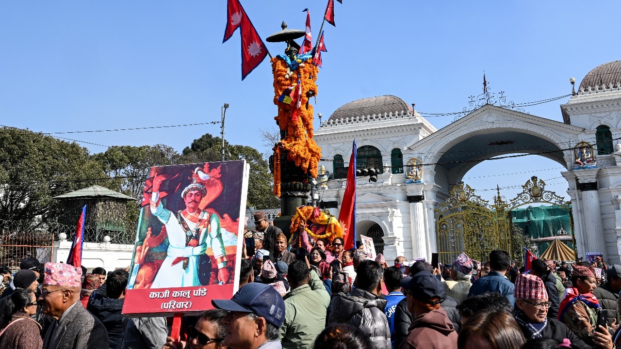 ชาวเนปาลนับพันคน ชุมนุมทวงคืนสถาบันกษัตริย์ ก่อนการเลือกตั้งใหญ่เดือนมีนาคมนี้