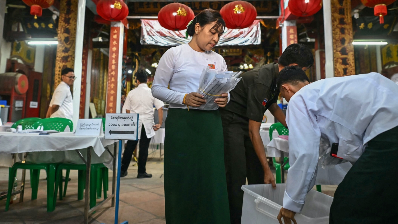 เมียนมาเริ่มนับคะแนนเลือกตั้งรอบสอง คนออกมาใช้สิทธิบางตาท่ามกลางความหวาดกลัว