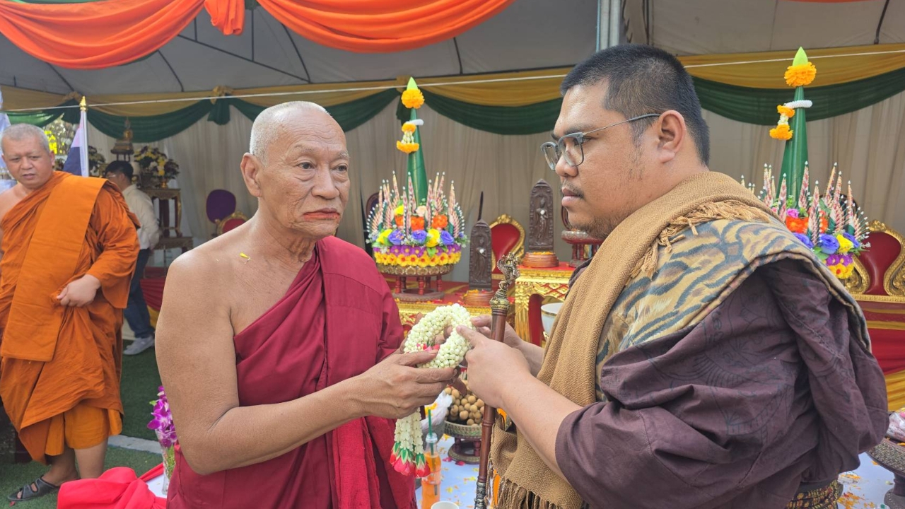 คอหวยส่องเลขวันเกิด "หลวงพ่อแป๊ะ" วัดสว่างอารมณ์ เชื่อเป็นเลขมงคลนำไปลุ้นโชค