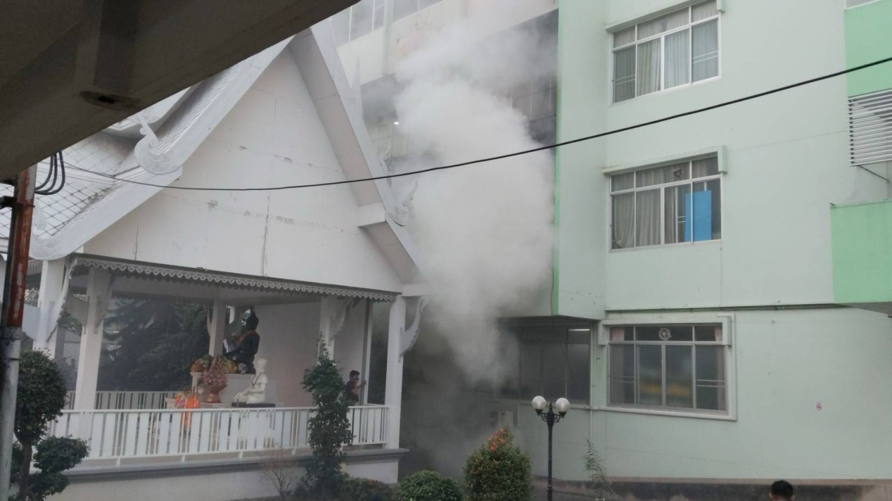 ไฟไหม้โรงพยาบาลแพร่ เร่งอพยพผู้ป่วยไปอยู่จุดปลอดภัย ล่าสุดคุมเพลิงได้แล้ว