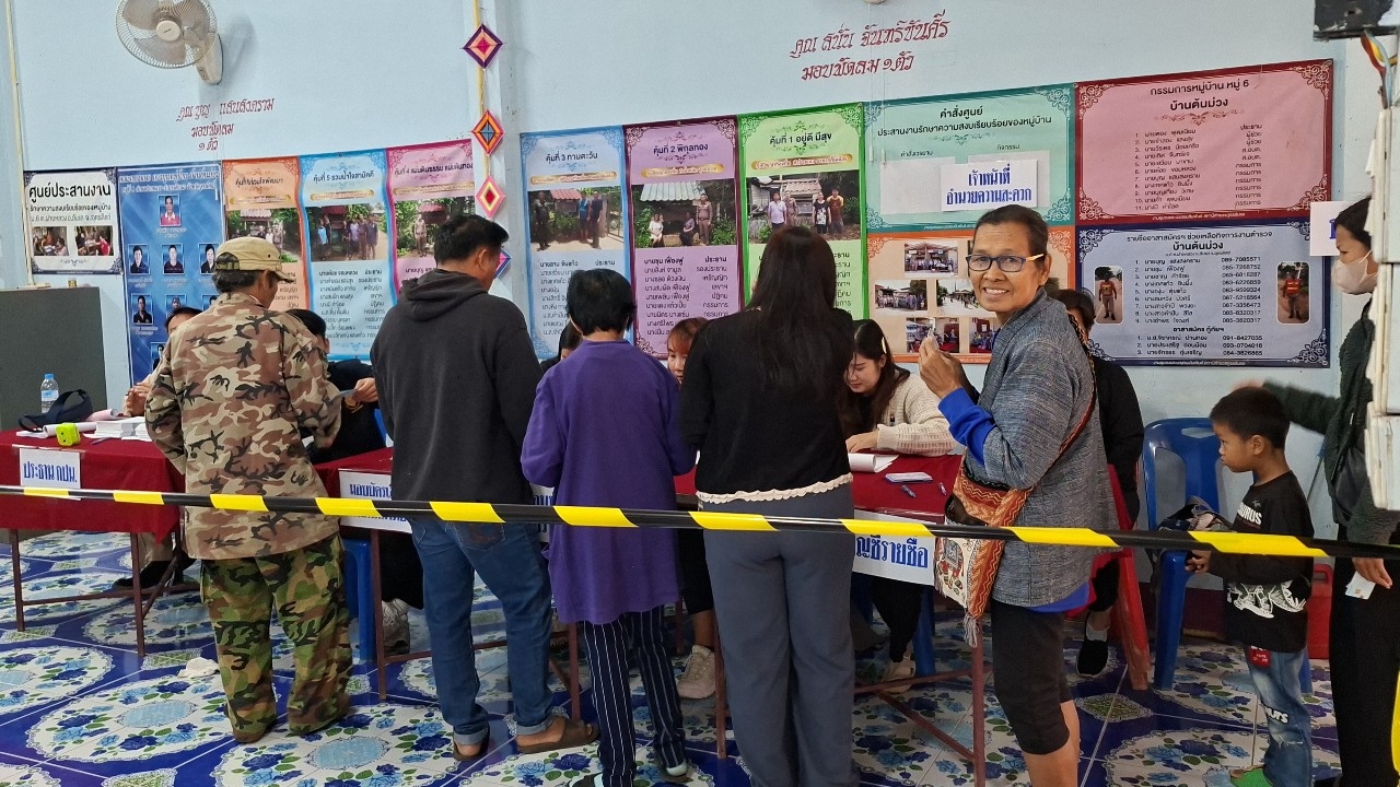เลขาฯ กกต. ตรวจการลงคะแนนเลือกตั้ง อบต. ที่อุตรดิตถ์ คนใช้สิทธิคึกคัก