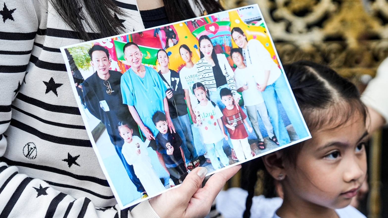 “โอ๊ค-เอม-อิ๊งค์” หอบลูกๆเยี่ยม “ทักษิณ” พร้อมหน้าลูกหลานใกล้ชิด 