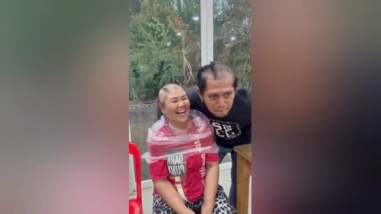 ไวรัลซึ้งใจ สามีโกนหัวเป็นเพื่อนภรรยา อยู่เคียงข้างในวันที่ป่วยเป็นมะเร็ง