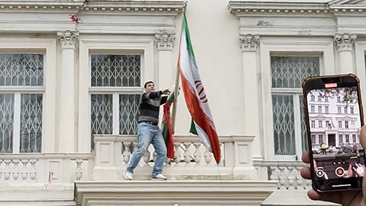 ผู้ประท้วงปีนระเบียงสถานทูตอิหร่านในลอนดอน