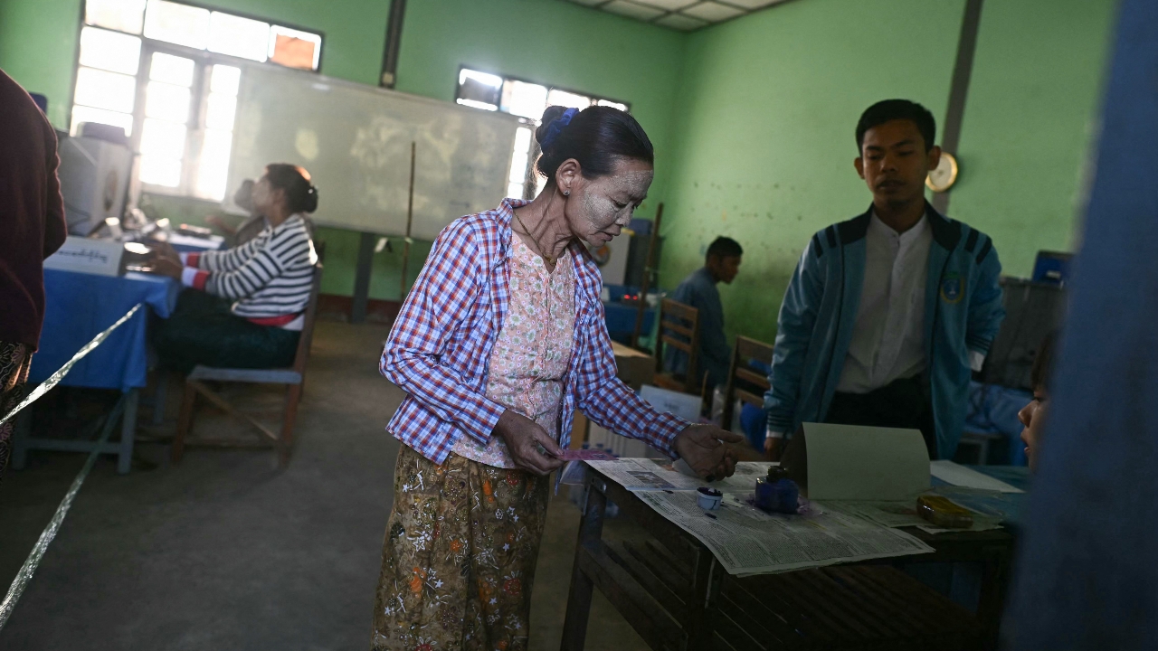 เมียนมาเปิดคูหาเลือกตั้งเฟส 2 ท่ามกลางเสียงวิจารณ์ "จัดฉาก" ฟอกขาวรัฐบาลทหาร