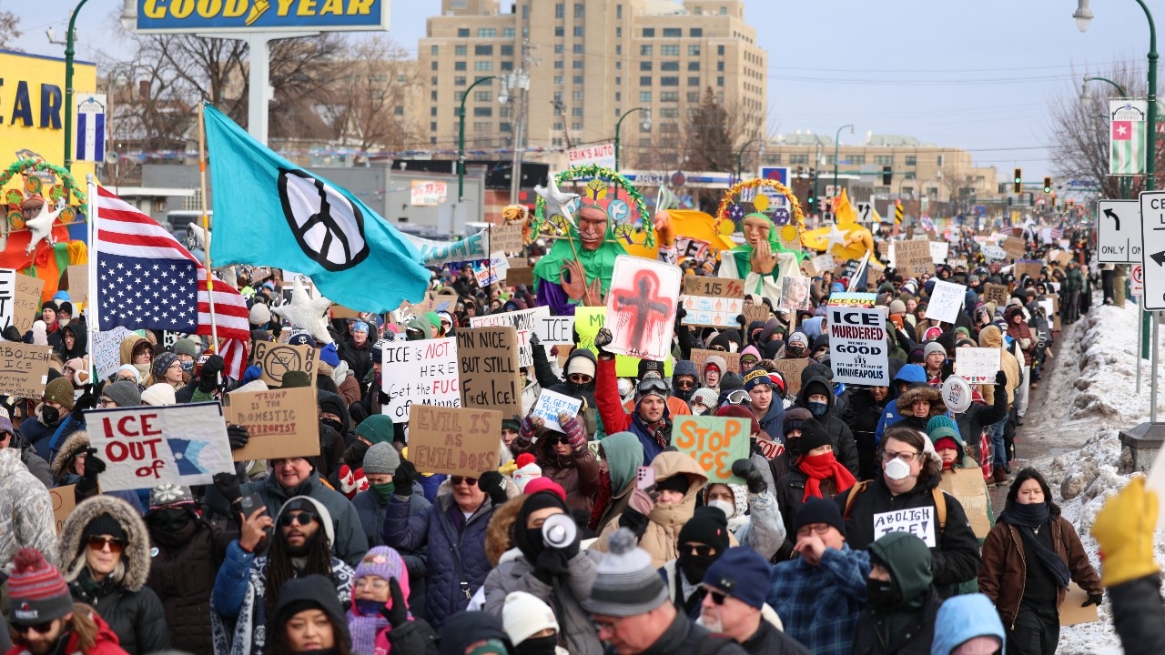 มินนิอาโพลิสเดือด ประท้วงใหญ่ปมเจ้าหน้าที่ ICE ยิงหญิงดับ รวบผู้ชุมนุมเกือบ 30 ราย 