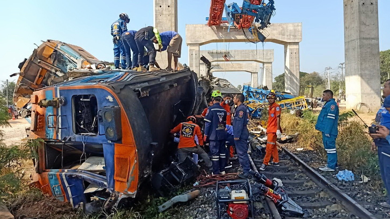 รฟท. เร่งเยียวยาผู้เสียหาย สั่งหยุดก่อสร้าง สอบหาสาเหตุเครนหล่นทับรถไฟทันที