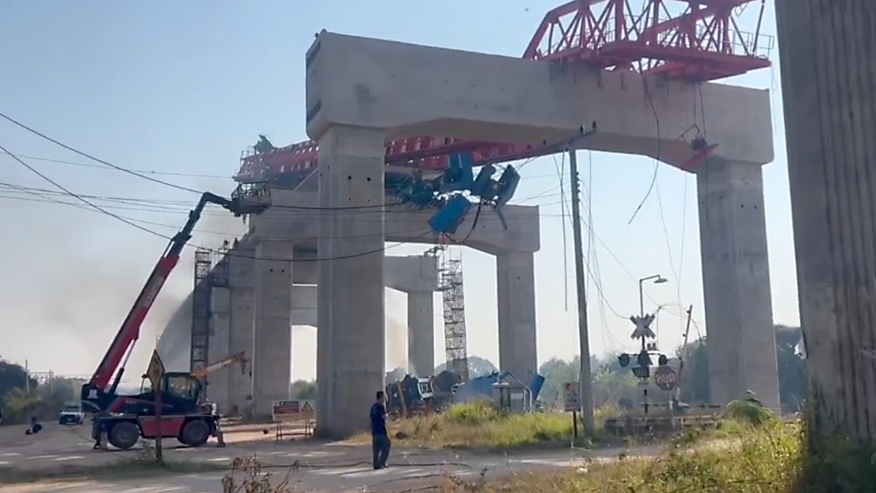 เครนถล่มทับรถไฟกำลังแล่นผ่าน ไฟลุกไหม้ เร่งช่วยผู้บาดเจ็บ-เสียชีวิต