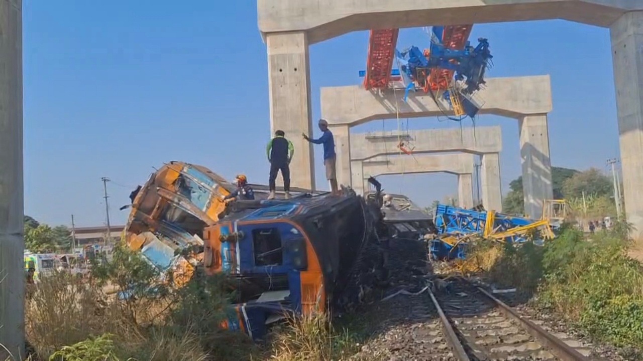 เปิดภาพ เครนยกสะพานรถไฟความเร็วสูง ถล่มทับขบวนรถไฟโดยสาร บาดเจ็บกว่า 30 ราย