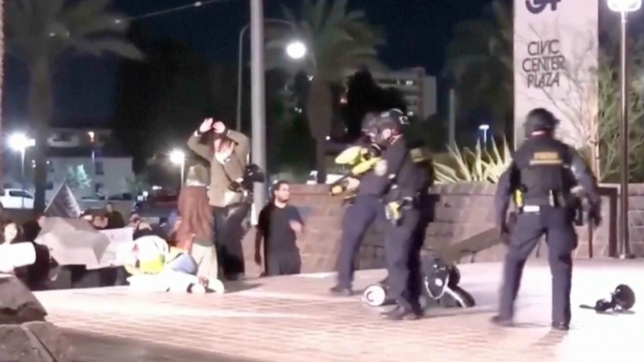 ตร.สหรัฐฯ ยิงกระสุนยางระยะประชิดถูกหน้าผู้ชุมนุมประท้วงเลือดอาบ (คลิป)