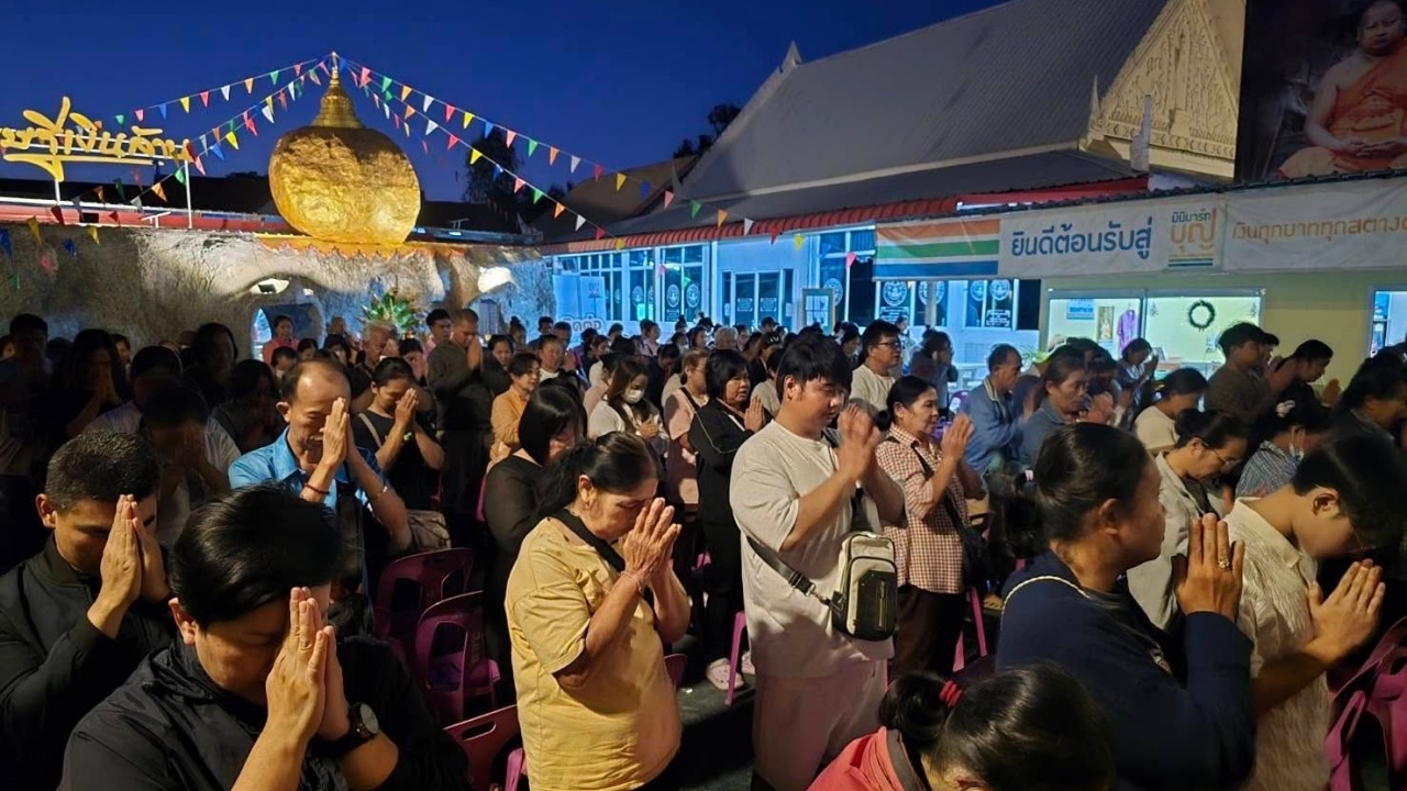 แห่ส่อง “เลขเด็ด” ขันน้ำมนต์ วัดหนองทอง งวดก่อนรวยยกหมู่บ้าน