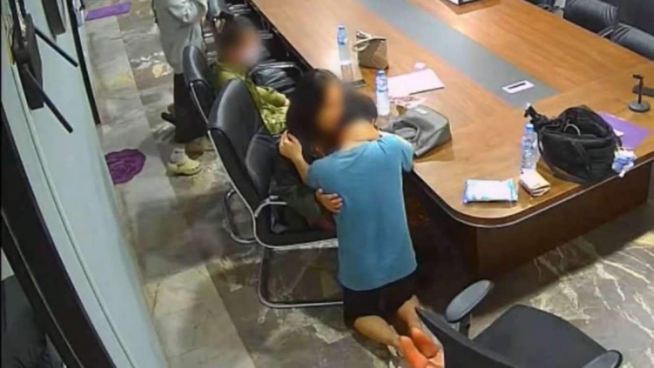 ​นักศึกษาโผกอดแม่ร่ำไห้ ถูกแก๊งคอลฯ บังคับขังตัวในห้อง ออกอุบายหลอกโอนเงินกว่า 1 ล้าน