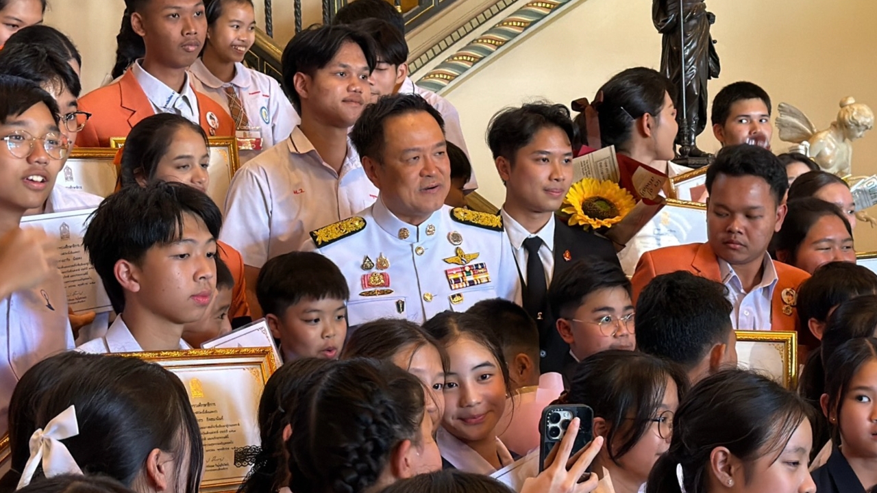 ฮอตไม่ไหว “ลุงหนู” เปิดตึกไทยคู่ฟ้า เด็กๆ รุมขอถ่ายรูป ขอให้ตั้งใจเรียน-เรียนเก่งๆ