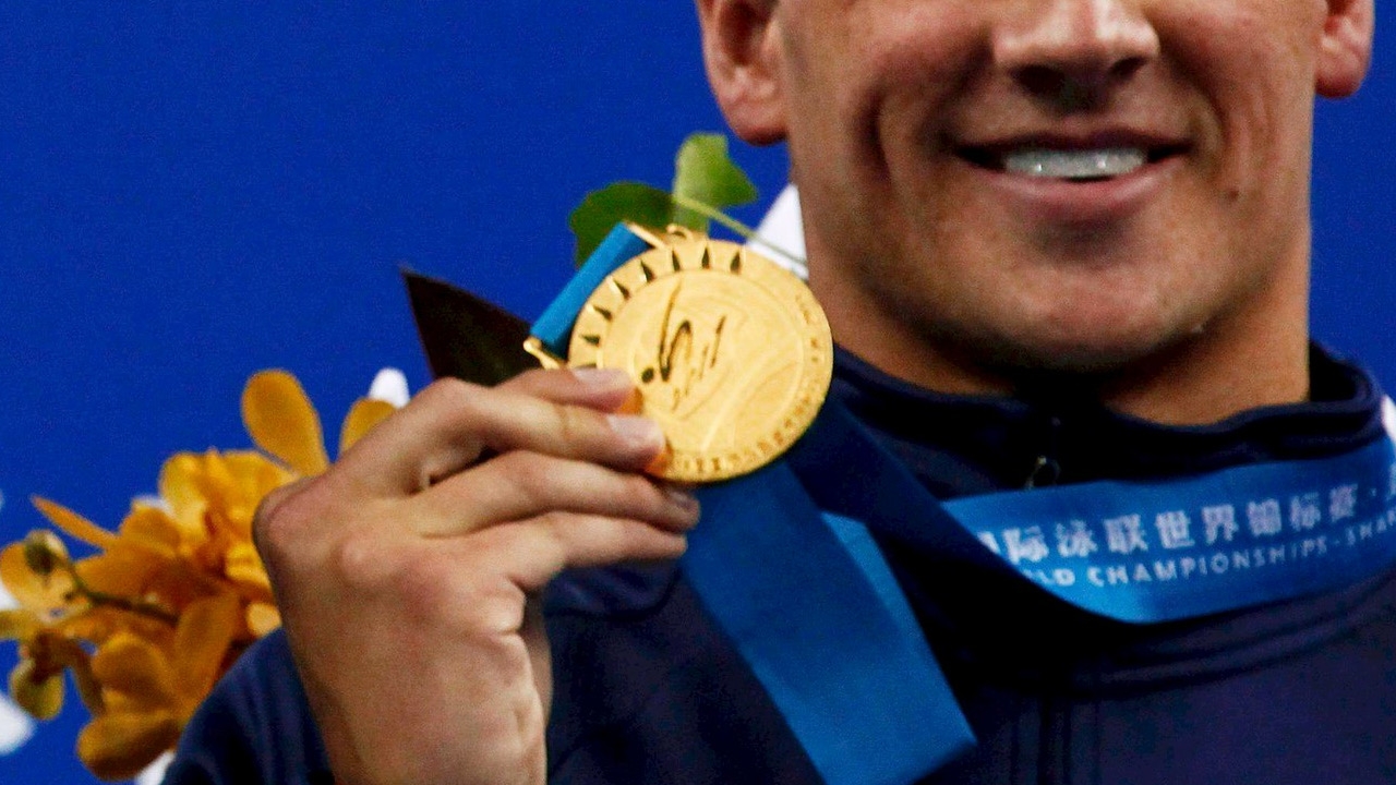 High Value! Olympic Athlete Sells 3 Olympic Gold Medals for Huge Earnings