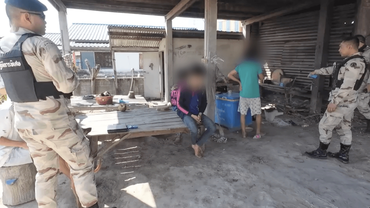 ฝ่ายปกครอง จ.มหาสารคาม บุกจับวัยรุ่นมั่วสุมเสพยา พบหญิงท้อง 7 เดือน ร่วมวงด้วย