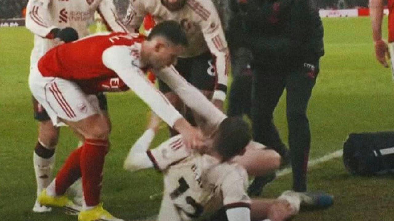 เปิดคลิปเดือด "มาร์ติเนลลี่" ผลักแข้งลิเวอร์พูลที่เจ็บออกข้างสนาม ทำชุลมุนวุ่น