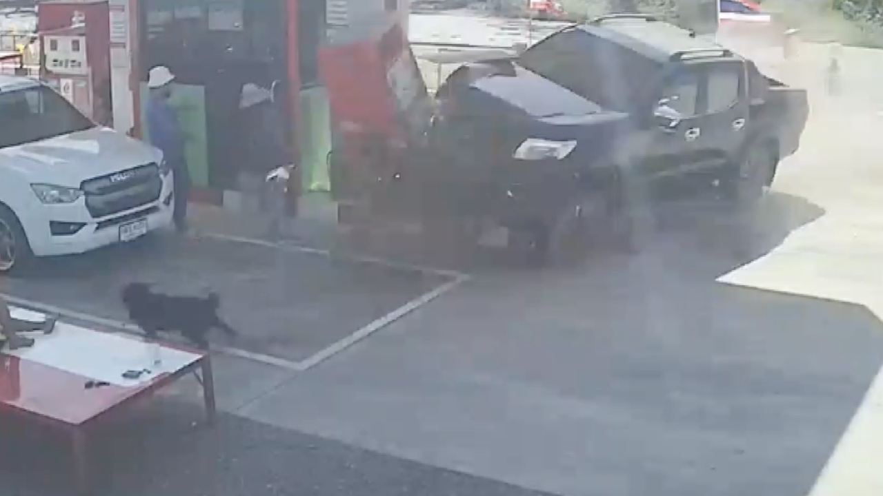 นาทีระทึก หนุ่มขับ "กระบะ" พุ่งชนปั๊มน้ำมันที่ จ.ปราจีนบุรี มีคนเจ็บ 1 ราย