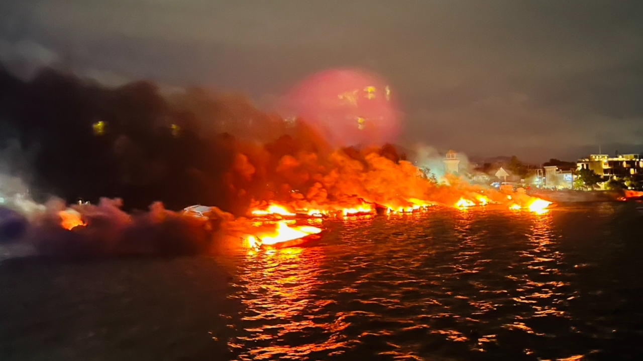 ไฟไหม้สปีดโบ๊ท กว่า 10 ลำ ที่ท่าเรืออ่าวฉลอง ภูเก็ต เสียหายหลายสิบล้าน