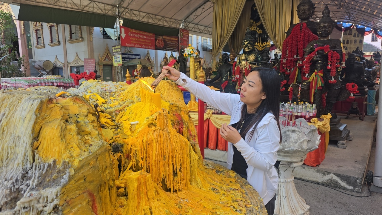 สาวสุพรรณมาแก้บน “พระเงิน พระทอง” หลังถูกหวยรางวัลที่ 5 ไม่ลืมขอเลขเด็ดงวดนี้
