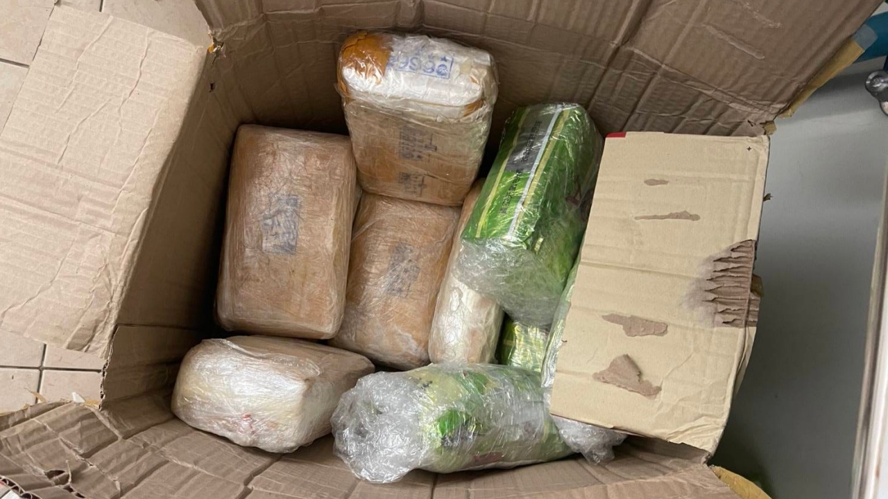 หนีไม่รอด ตำรวจตามรวบหนุ่มลูกครึ่งไทยออสซี ลอบนำ “ยาเสพติด” เข้ามาขายในภูเก็ต