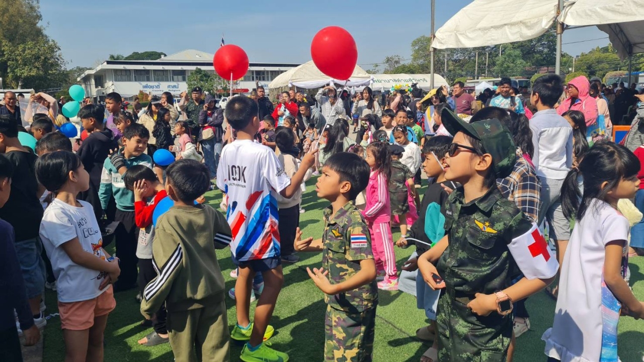 กองทัพภาคที่ 2 ขนอาวุธยุทโธปกรณ์โชว์งานวันเด็ก ร่วมร้องเพลงปลุกใจกันอย่างคึกคัก