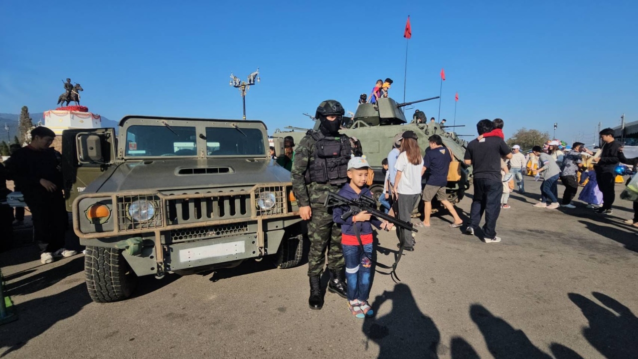 งานวันเด็กเชียงใหม่คึกคัก เด็กๆ ตื่นเต้น แห่ถ่ายภาพคู่ “รถถัง-ยุทโธปกรณ์”