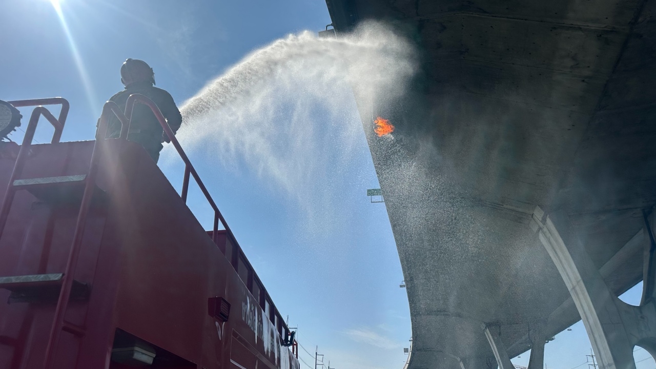 ไฟไหม้ท่อระบายน้ำ ทางด่วนบูรพาวิถี ชิ้นส่วนท่อร่วงลงถนน หวิดโดนรถขณะสัญจรไปมา