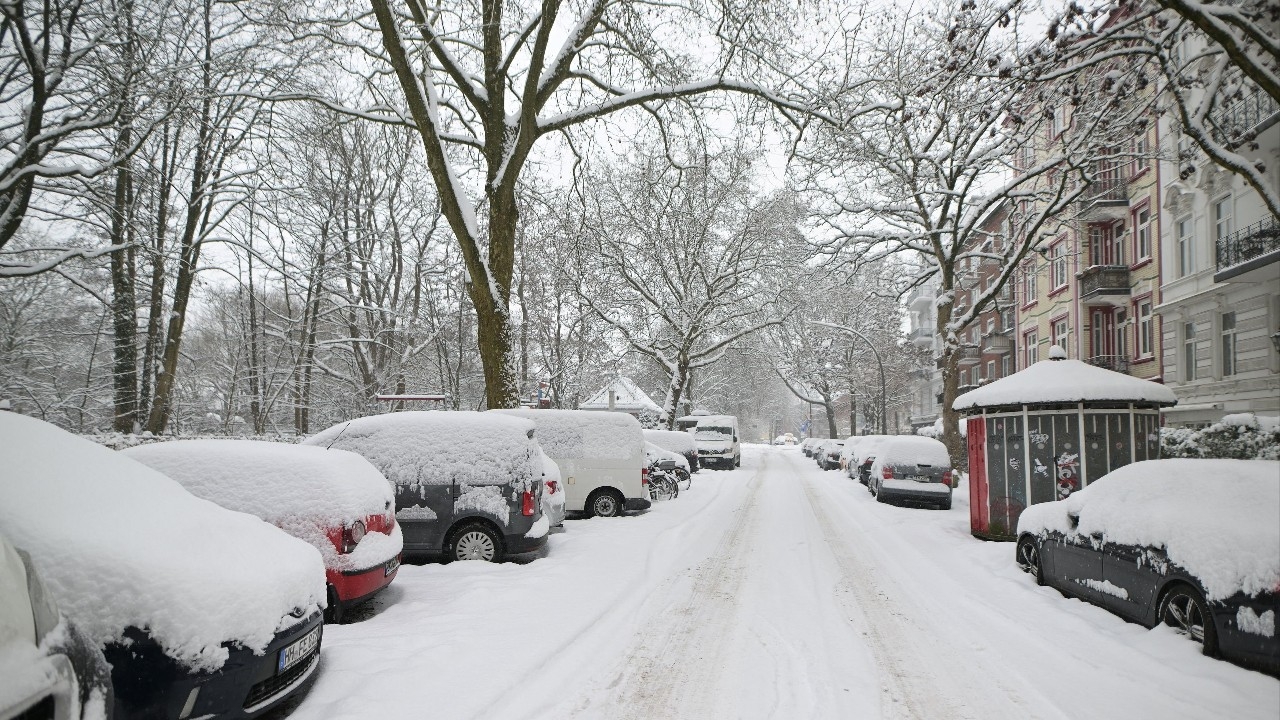 พายุถล่มยุโรป ไฟฟ้าดับหลายแสนครัวเรือน คมนาคมปั่นป่วน-โรงเรียนปิดเป็นวงกว้าง