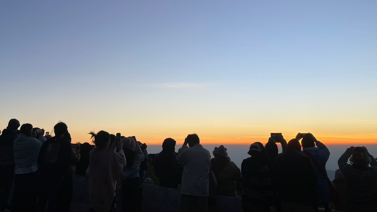 สภาพอากาศเช้านี้ "ดอยอินทนนท์" ยังคงหนาวต่อเนื่อง อุณหภูมิต่ำสุด 3 องศาฯ