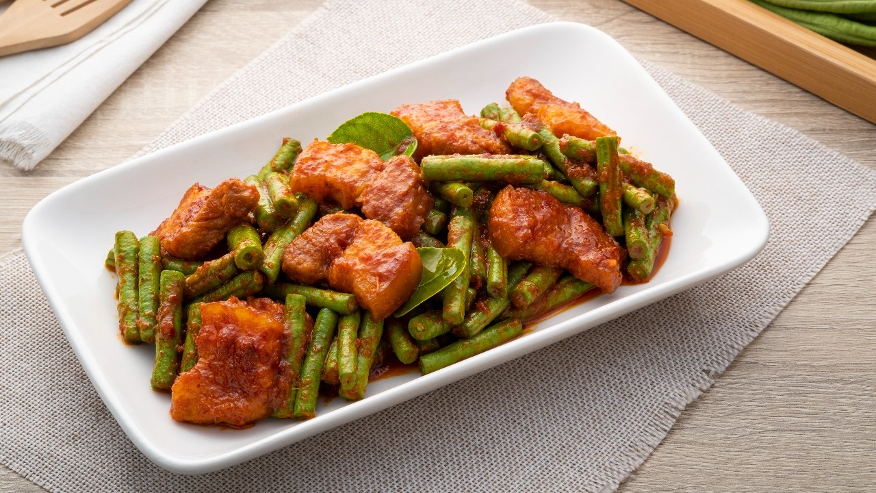 วิธีทำผัดพริกแกงถั่วฝักยาว หมูสามชั้น เมนูง่ายๆ อร่อย ถูกปาก