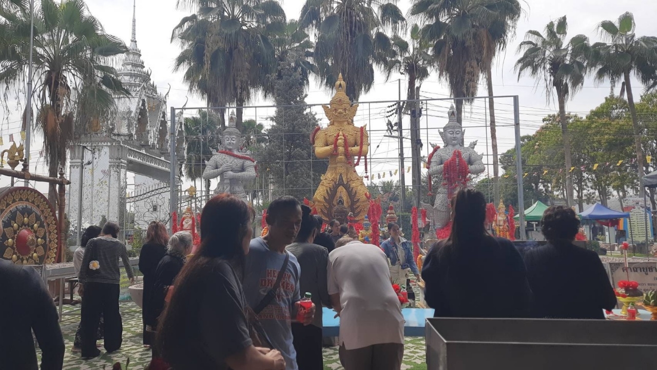 สายมูสมหวัง มาแก้บน "ท้าวเวสสุวรรณ" วัดดอนใหญ่ ไม่พลาดจุดธูปเลขเด็ด 16/12/68