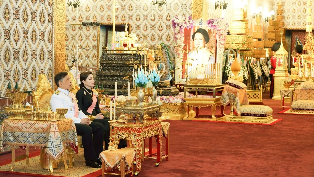 ในหลวง-ราชินี ทรงบำเพ็ญพระราชกุศลปัญญาสมวาร พระบรมศพ "สมเด็จพระพันปีหลวง"