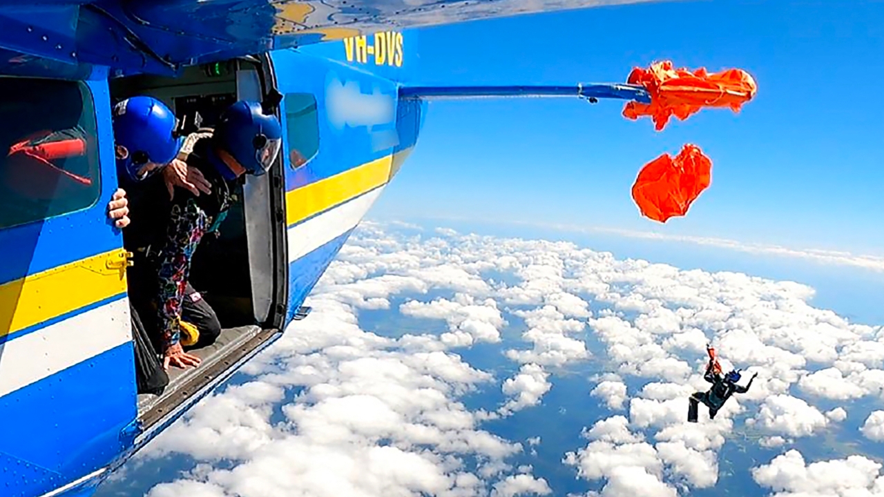 ระทึก นักโดดร่มออสเตรเลียเจอวินาทีเฉียดตาย ร่มสำรองเกี่ยวหางเครื่องบินทำให้ตัวห้อยกลางอากาศ